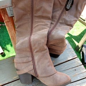 Woman's Boots. New. Tagged